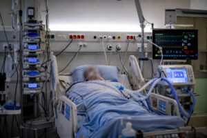 ICU-bed met patient die beademd wordt